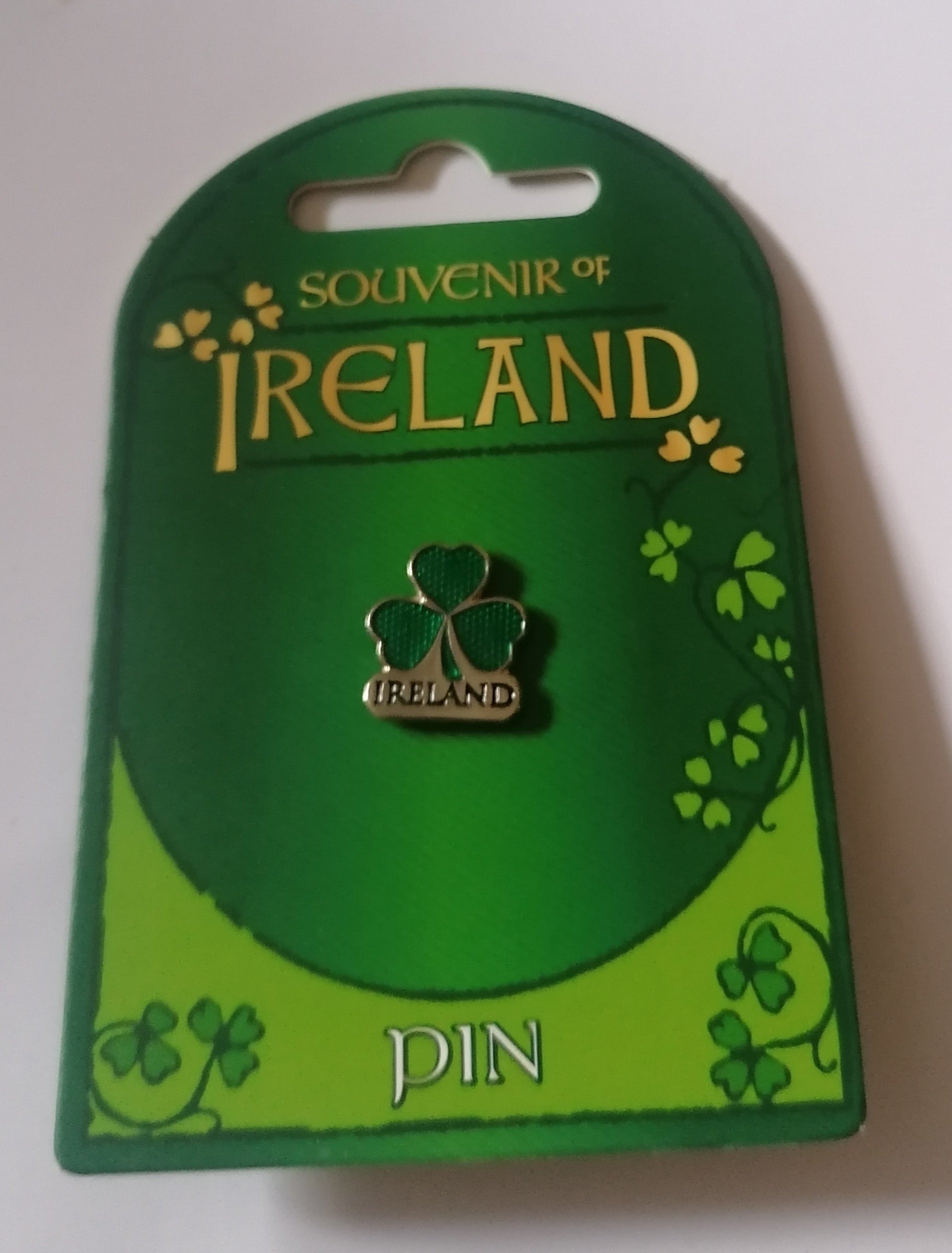 irish shamrock pin badge